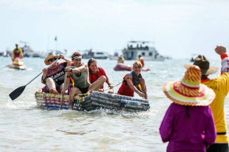 In Australia c'è una regata di barche fatte con le lattine di birra