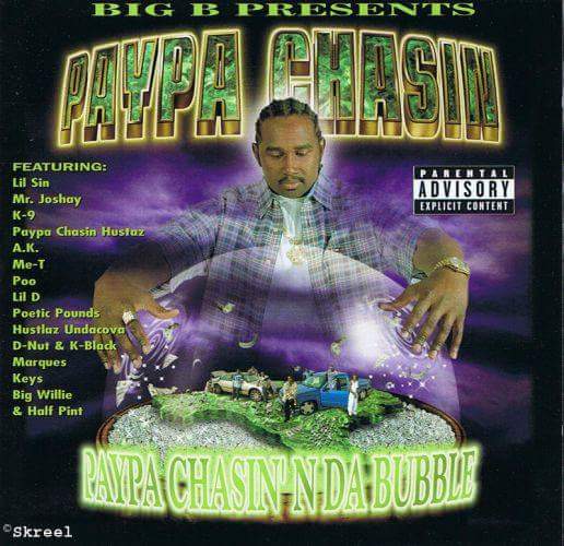 Paypa Chasin controlla tutto quello che succede all'interno del suo souvenir che riproduce in scala 1:10 le campagne di San Antonio, Texas.