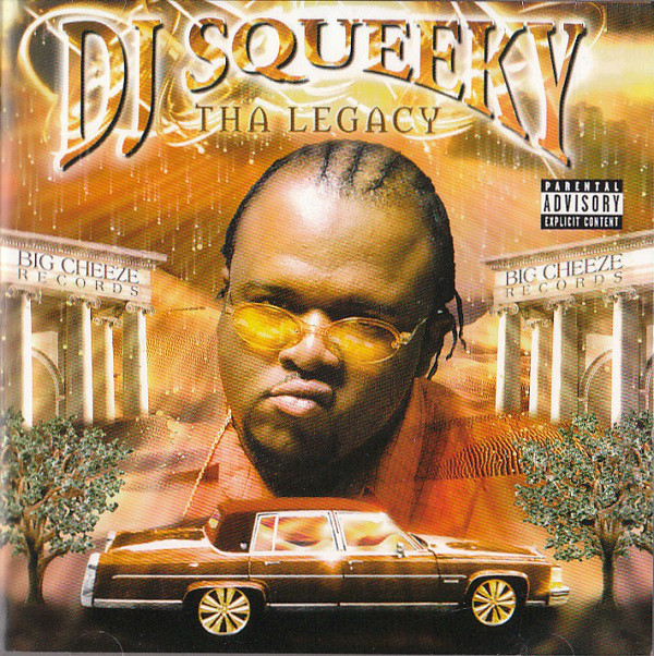 Un complesso sistema di specchi e leve ci buttano in una prospettiva centrale: ad ogni lato ulivi di quelli buoni che la Puglia gli invidia, un palazzo che sembra uscito dal ventennio. A rompere il gioco di riferimenti soltanto un'auto di lusso e la faccia del buon DJ Squeeky, qui ritratto dopo aver perso tutto nel Caesar a Las Vegas.