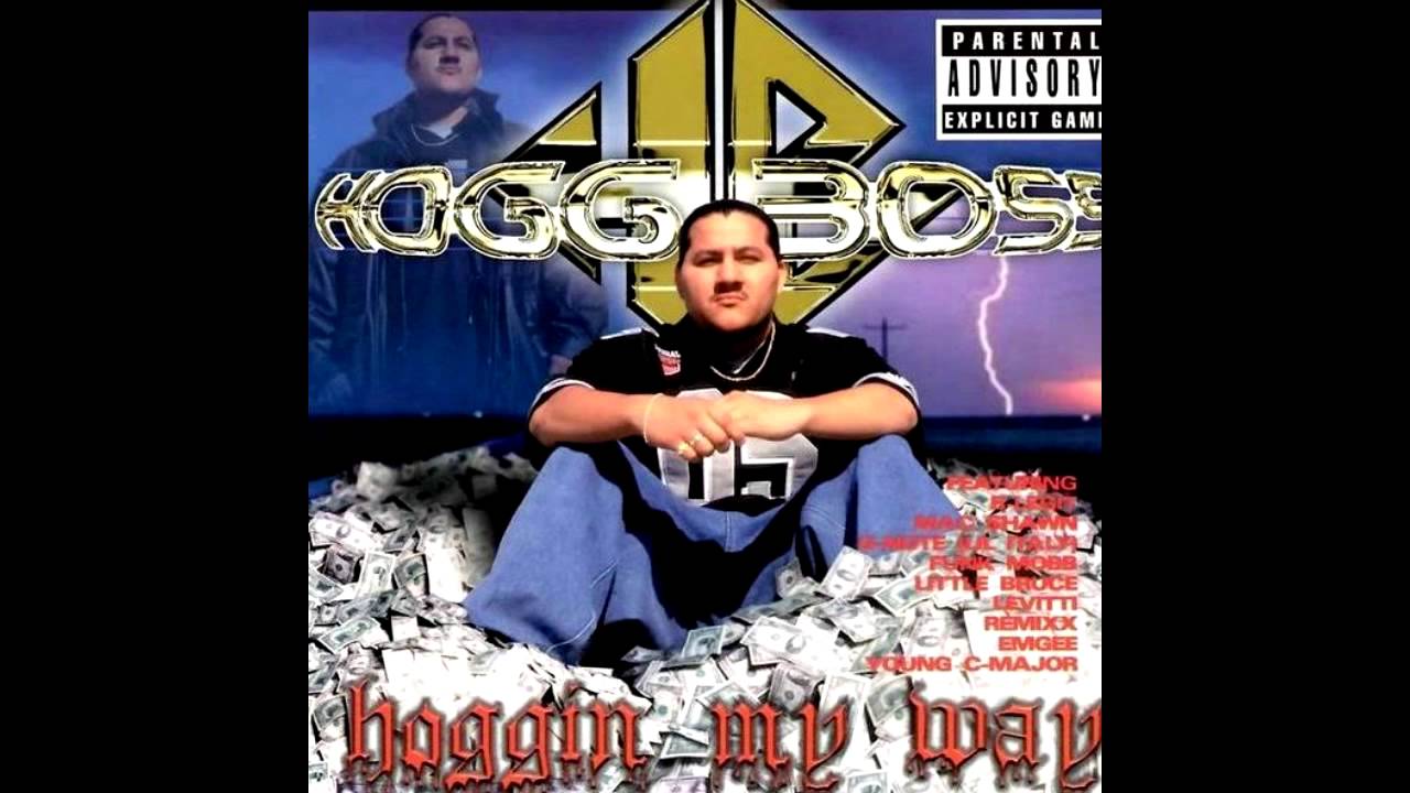 A destra, sullo sfondo, Dio sta uccidendo qualcosa. A sinistra, sullo sfondo, qualcuno sta proiettando l'Hogg-segnale. Al centro, Hogg Boss non si cura di niente e sta nel suo come Dio sta nel tutto.