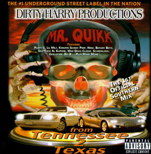 Un teschio gigante mette delle automobiline sul piatto prima di esercitarsi in qualche routine da DJ. Sullo sfondo uno di quei bei tramonti di cui goderne attraverso gli spazi lasciati dalle cartilagini.