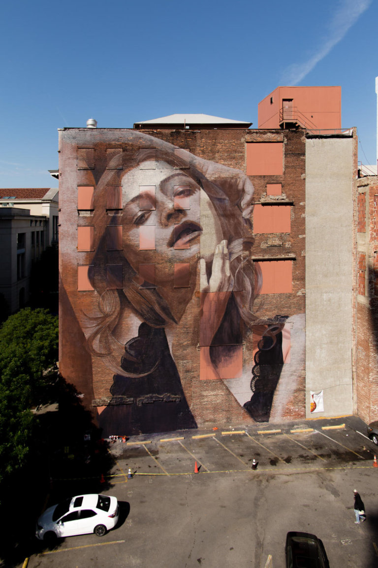 Rone disegna splendidi volti femminili nelle case abbandonate