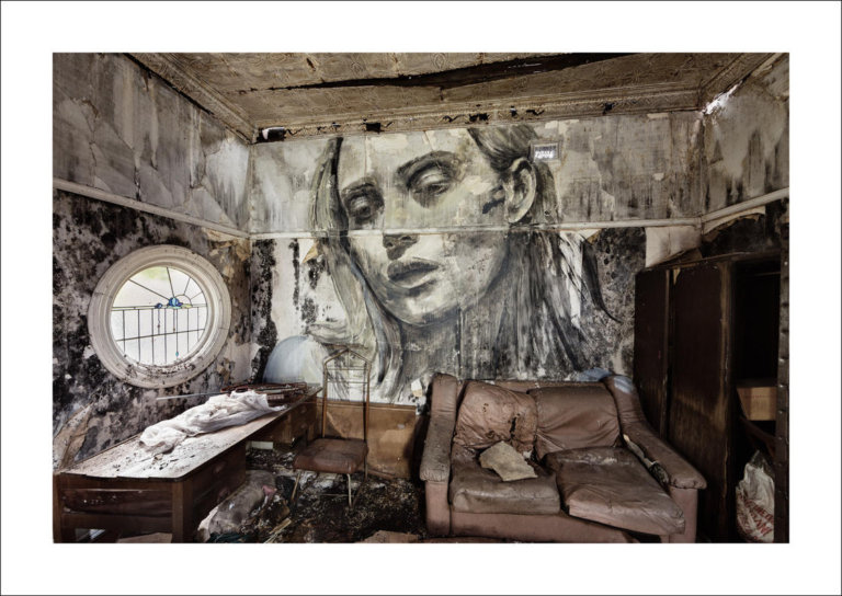 Rone disegna splendidi volti femminili nelle case abbandonate