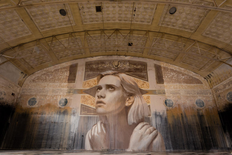 Rone disegna splendidi volti femminili nelle case abbandonate