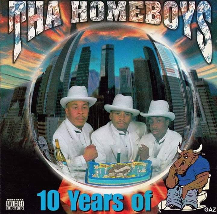 Una grazia e un'eleganza fuori dal comune: per un anniversario importante come il decennale, Tha Homeboys decidono di festeggiare con poco. Bastano una torta, dello champagne e la migliore forma di autocensura mai prodotta dall'uomo.