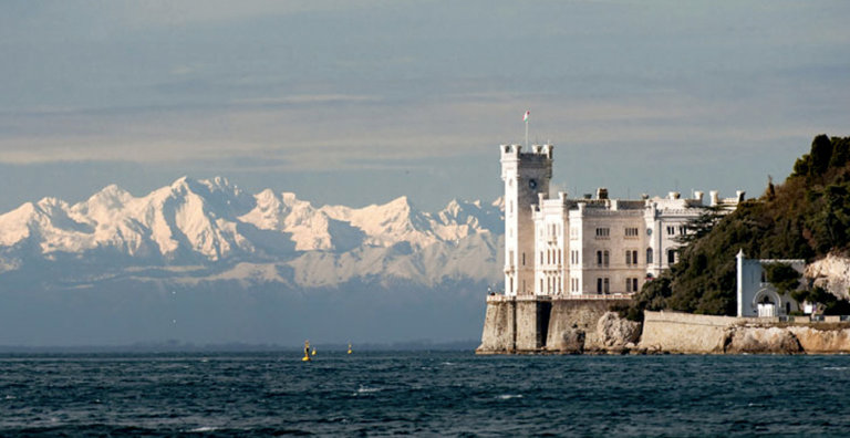 I castelli sul mare di Duino e Miramare: le due perle del golfo triestino
