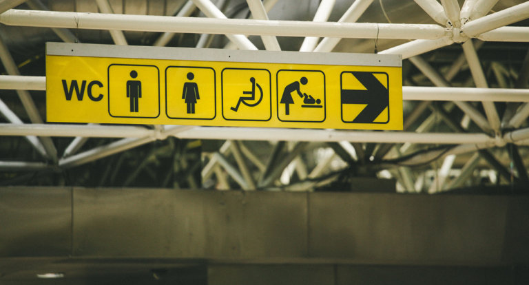 Non leggono i termini del servizio e si impegnano a pulire bagni per 1000 ore