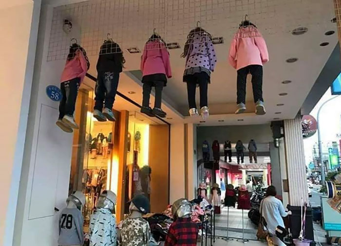 Horror, sembrano bambini impiccati.