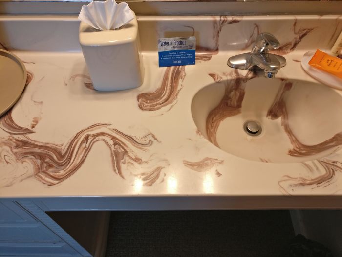 La decorazione di questo lavabo sembra, beh, diarrea.
