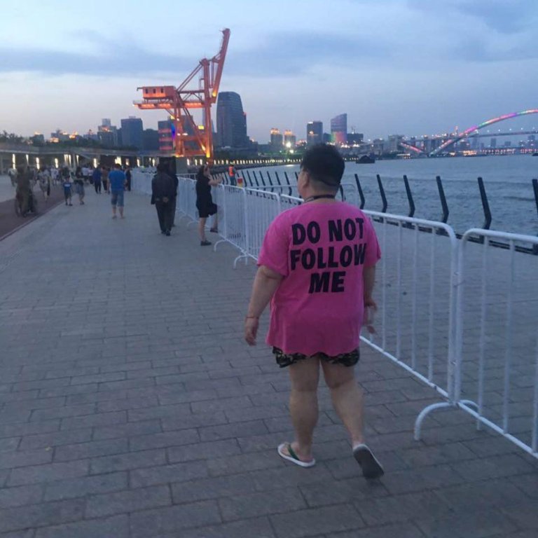A Shangai molte persoen non hanno idea di cosa sia scritto sulle loro magliette