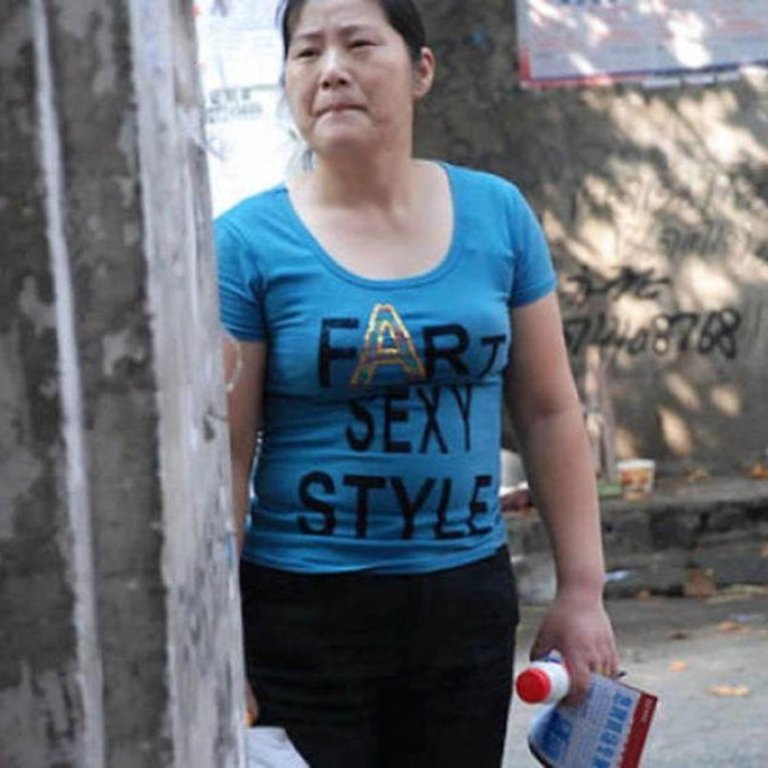 A Shangai molte persoen non hanno idea di cosa sia scritto sulle loro magliette