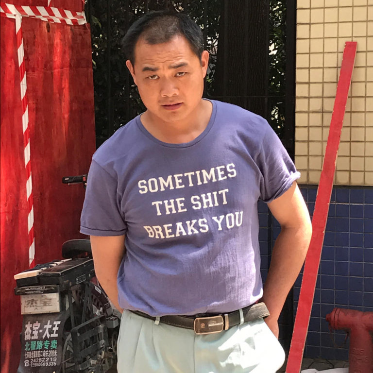 A Shangai molte persoen non hanno idea di cosa sia scritto sulle loro magliette