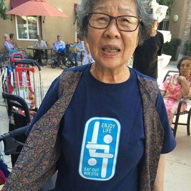 A Shangai molte persoen non hanno idea di cosa sia scritto sulle loro magliette