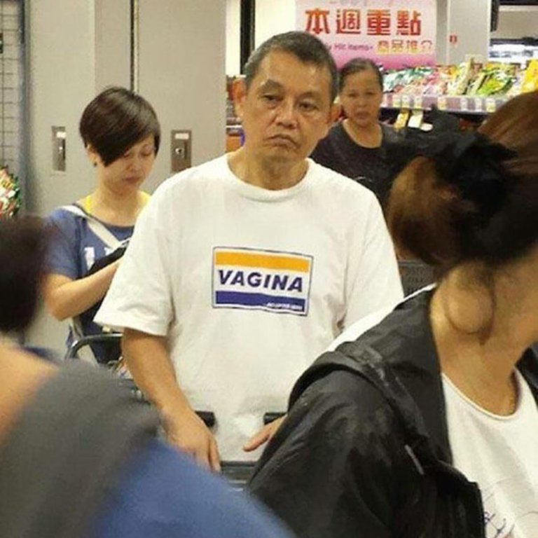 A Shangai molte persoen non hanno idea di cosa sia scritto sulle loro magliette
