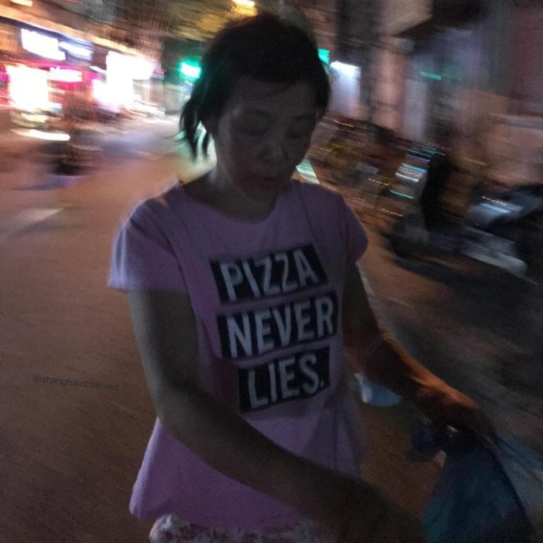 A Shangai molte persoen non hanno idea di cosa sia scritto sulle loro magliette