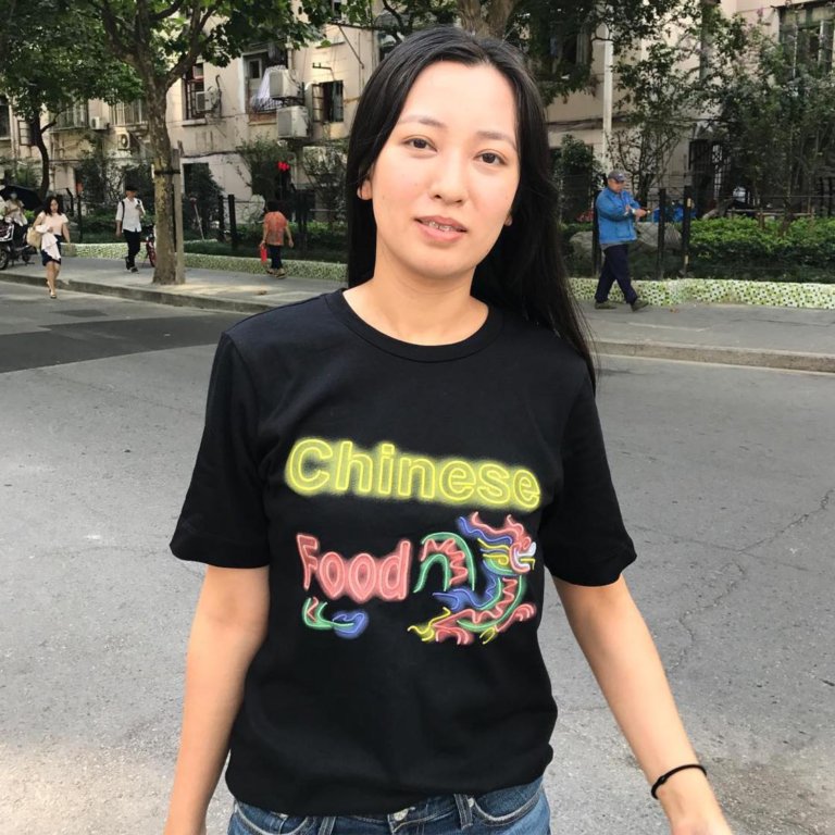 A Shangai molte persoen non hanno idea di cosa sia scritto sulle loro magliette