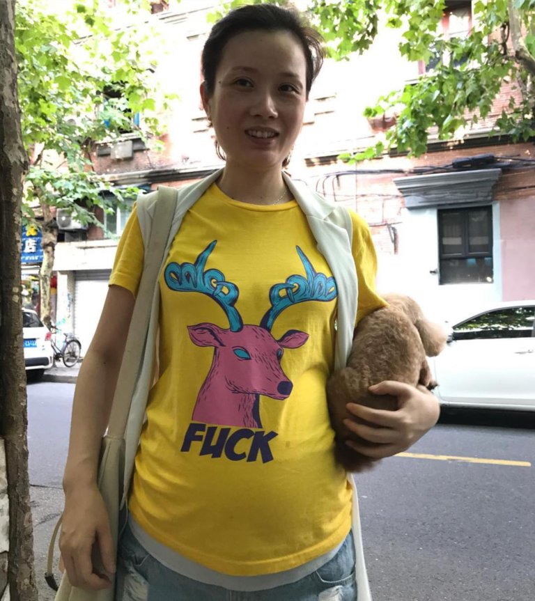 A Shangai molte persoen non hanno idea di cosa sia scritto sulle loro magliette