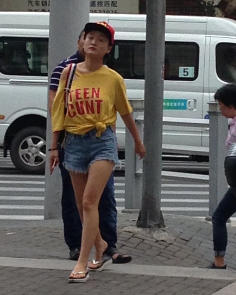 A Shangai molte persoen non hanno idea di cosa sia scritto sulle loro magliette