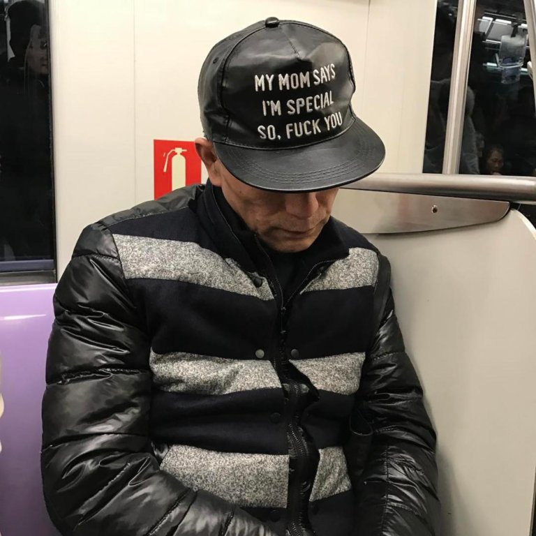 A Shangai molte persoen non hanno idea di cosa sia scritto sulle loro magliette