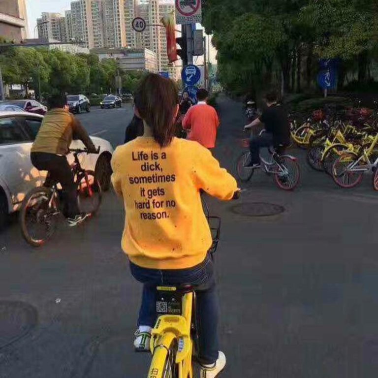 A Shangai molte persoen non hanno idea di cosa sia scritto sulle loro magliette