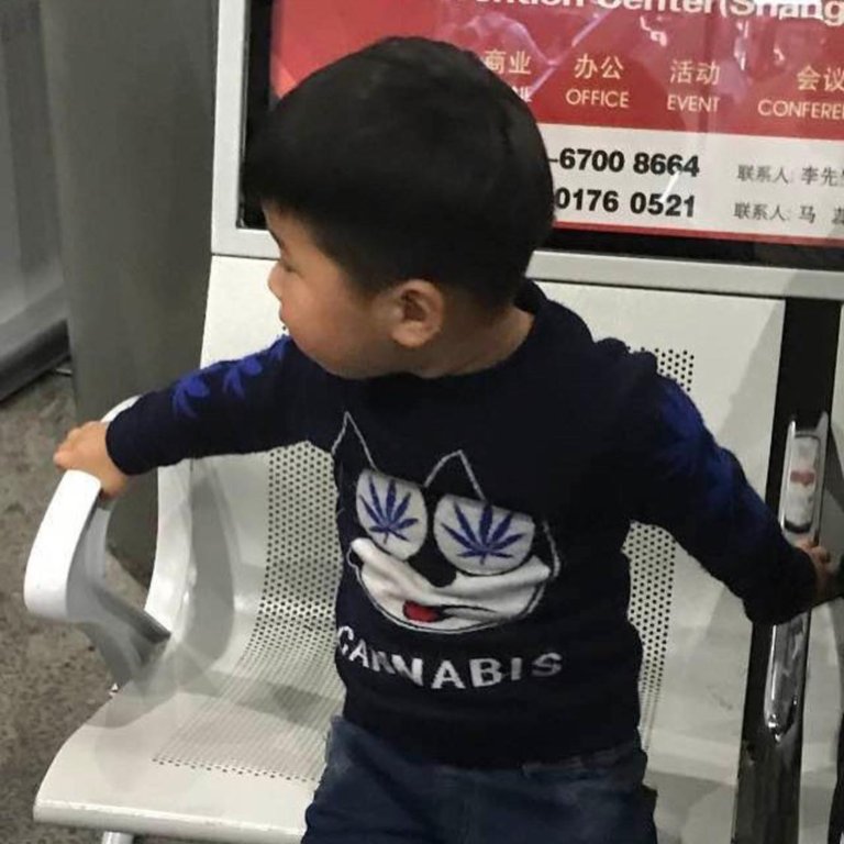 A Shangai molte persoen non hanno idea di cosa sia scritto sulle loro magliette