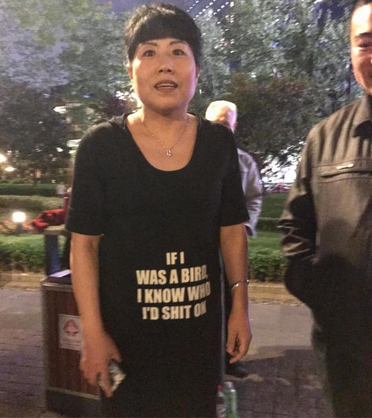 A Shangai molte persoen non hanno idea di cosa sia scritto sulle loro magliette