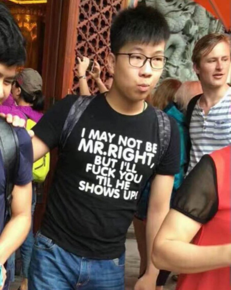 A Shangai molte persoen non hanno idea di cosa sia scritto sulle loro magliette
