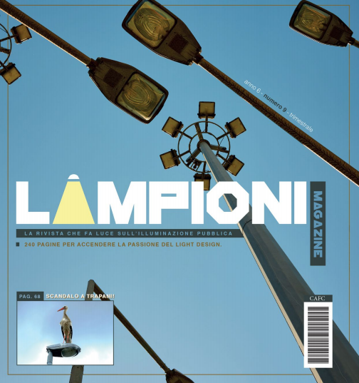 Che meraviglia, un magazine interamente dedicato ai lampioni, di numerose fogge e colori. Anzi, no: tutti uguali, per andare sul sicuro.