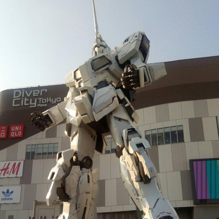La statua di Gundam a Tokyo