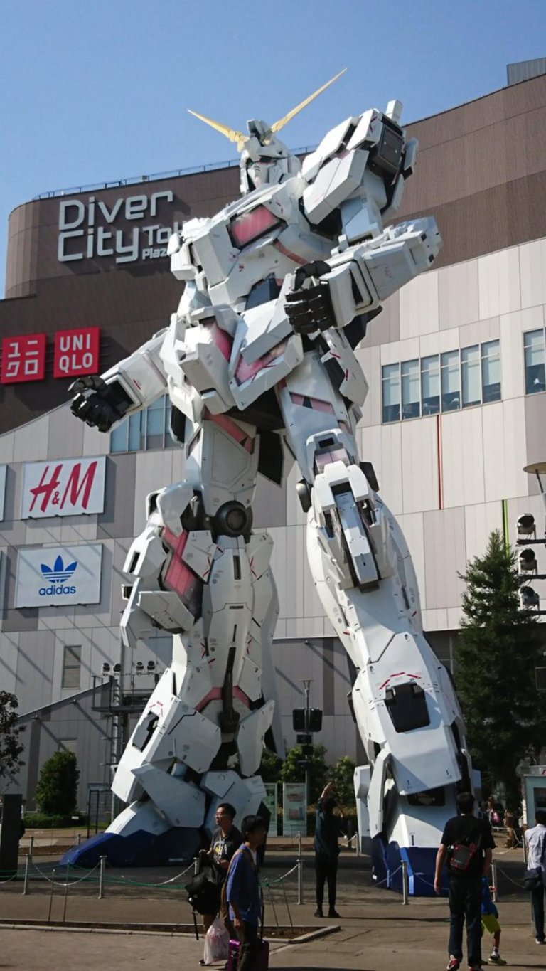 La statua di Gundam a Tokyo