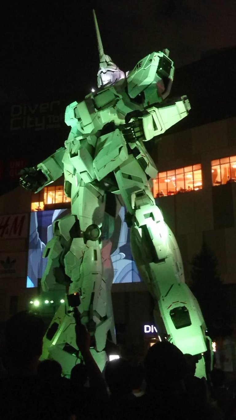 La statua di Gundam a Tokyo