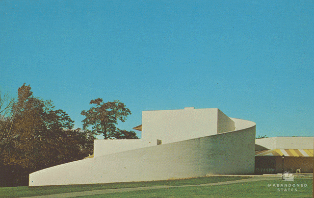 Questa struttura è stata completamente invasa dal verde della natura
VIA BOREDPANDA