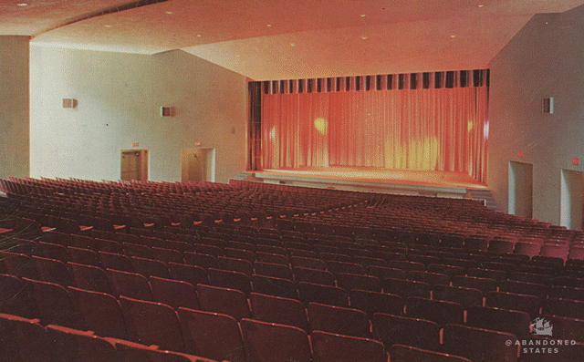 Di tutte le cartoline, questo teatro è forse quello che si è mantenuto meglio 
VIA BOREDPANDA