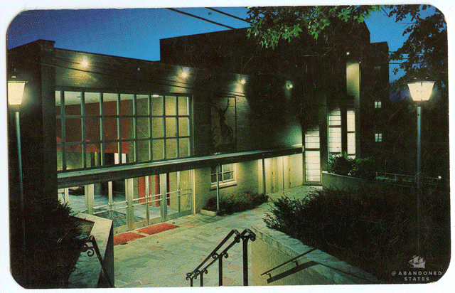 Un ingresso vuoto e abbandonato
VIA BOREDPANDA