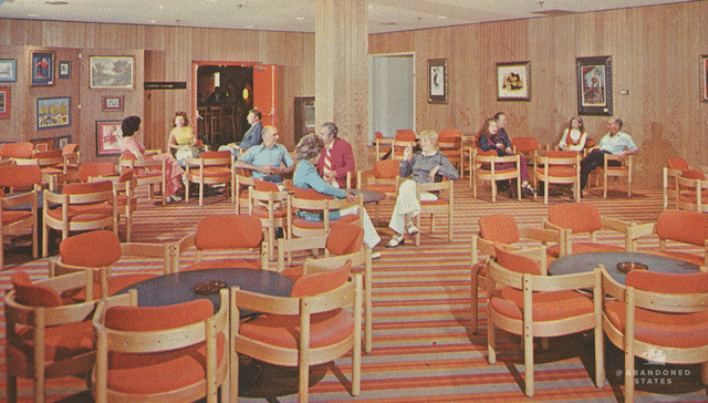 Una volta era unas ala da cocktail, oggi è una sala vuota con un paio di sedie da buttare
VIA BOREDPANDA