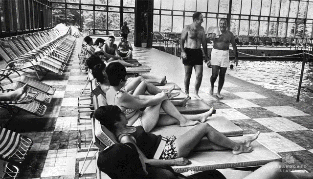 Ecco come appare oggi una popolarissima piscina a Grossinger, all'epoca dotata di tutti i comfort.
VIA BOREDPANDA