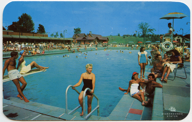 Sempre la stessa piscina, costruita nel 1949 ad un costo di 400,000 dollari VIA BOREDPANDA