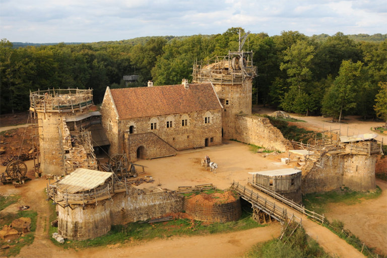 In Francia stanno costruendo un castello usando solo tecnologie medievali