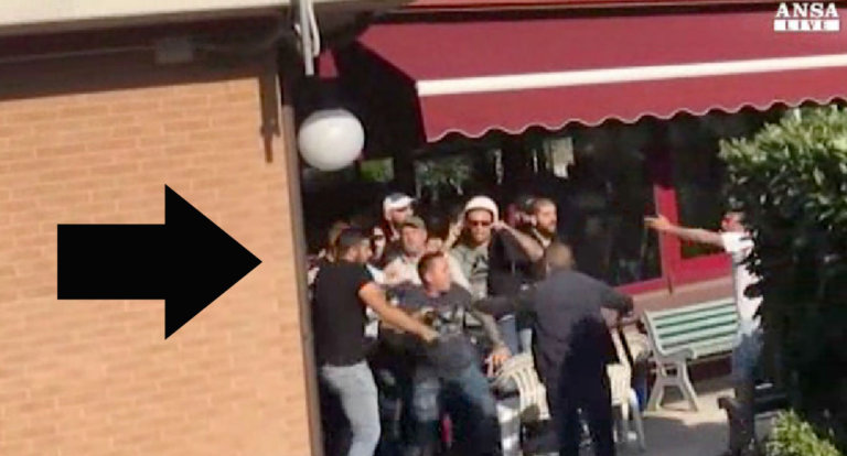 Il militante di Casapound che picchia per sbaglio un suo simile è il video più comico e più tragico dell’anno