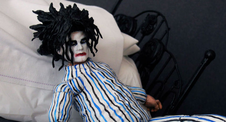 Depressoni di tutto il mondo, sono arrivate le action figure di Robert Smith dei Cure