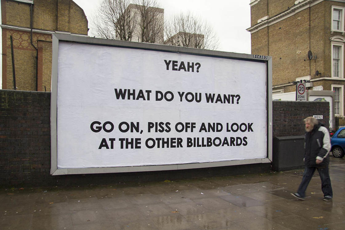 Sì? Cosa vuoi? Vai avanti, levati dalle palle e guarda gli altri cartelloni.