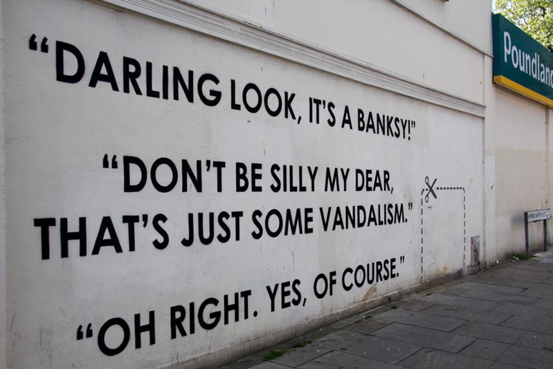 "Caro, guarda, è un Banksy!"
"Non essere stupidina, mia cara, è solo vandalismo"
"Oh, giusto. Sì, è chiaro".