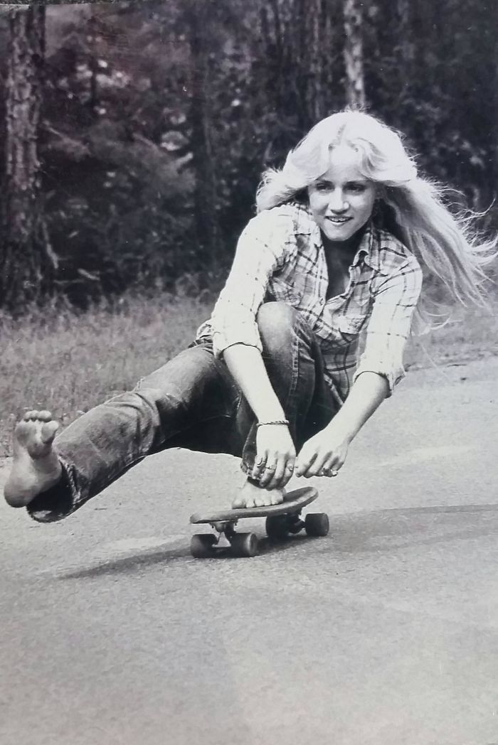 Mia madre sullo skate a piedi nudi nel 1974 - jsparks117