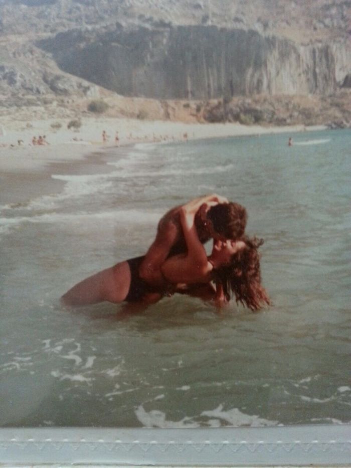 Mia madre e mio padre a Santorini, in Grecia nel 1985, dove sono stato concepito - GallowBoob