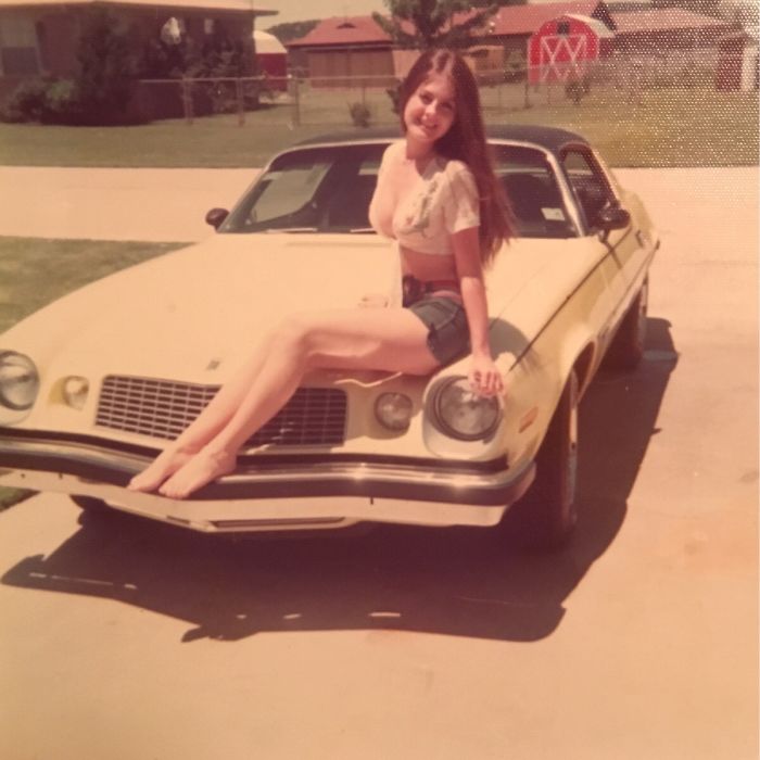 Mia mamma a 16 anni sulla vecchia Camaro nel 1975 - MorganGamen