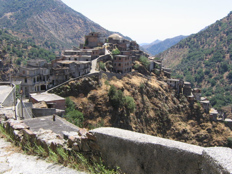 Roghudi Vecchio, la città fantasma sulle montagne dell’Aspromonte