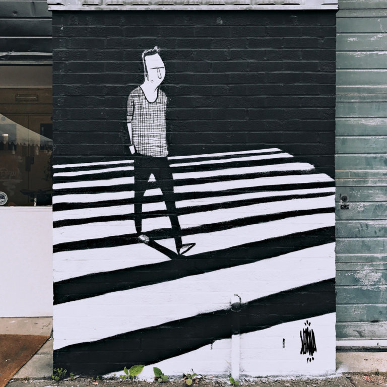 La romantica street art di Alex Senna fatta di abbracci e cuori