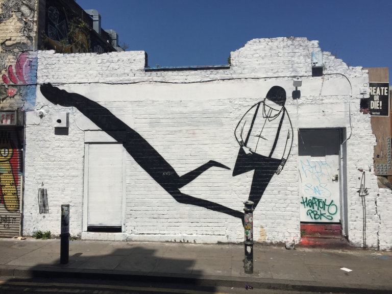 La romantica street art di Alex Senna fatta di abbracci e cuori