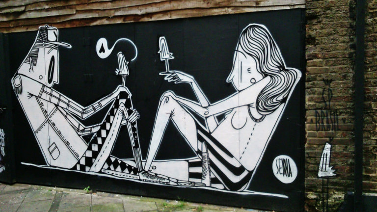 La romantica street art di Alex Senna fatta di abbracci e cuori