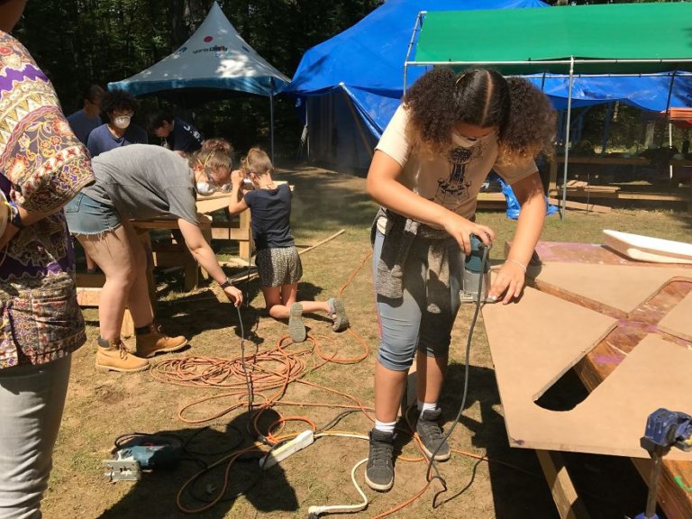 La stazione spaziale intergalattica vintage costruita dai ragazzi in mezzo al bosco